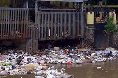 Sampah Tertahan di Pintu Manggarai 