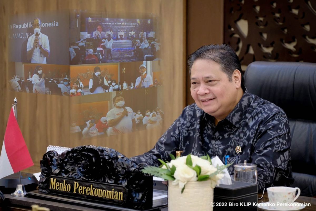 Menteri Koordinator Bidang Perekonomian Airlangga Hartarto berdialog secara virtual dengan para pelaku UMKM di Kota Bandung, Jawa Barat, Selasa (15/3/2022).