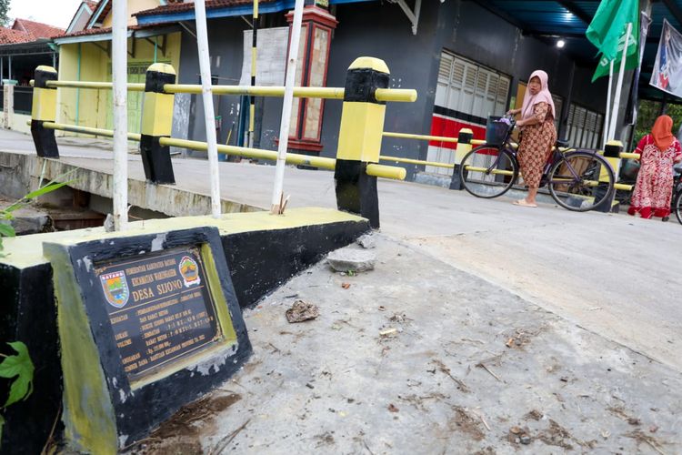 Pembangunan infrastruktur senilai total Rp 1,38 miliar dari Pemrov Jateng kepada Desa Sijono, Kecamatan Warungasem, Kabupaten Batang.