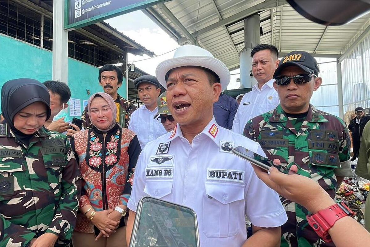 Bupati Bandung Dadang Supriatna saat diwawancarai di Kecamatan Bojongsoang, Kabupaten Bandung, Jawa Barat, Rabu (10/9/2025)