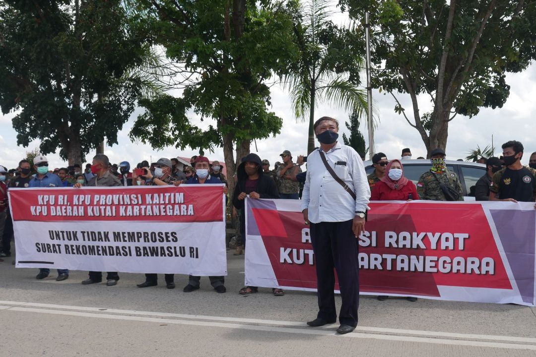 Bawaslu RI Rekomendasi Calon Bupati Kukar Didiskualifikasi, Massa Demo KPU