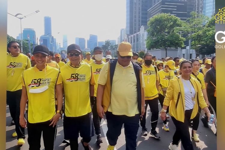 Ketua Umum (Ketum) Partai Golkar Airlangga Hartarto ikut kegiatan jalan sehat dalam rangka memperingati Hari Ulang Tahun (HUT) ke-58 Partai Golkar, Minggu (16/10/2022).