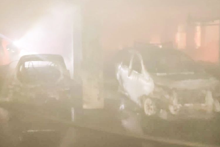Beberapa kendaraan roda empat ikut terbakar di lantai 3 Pasar Baru Barat, kawasan Comboran, Kota Malang, Jawa Timur pada Jumat (13/9/2024), malam.