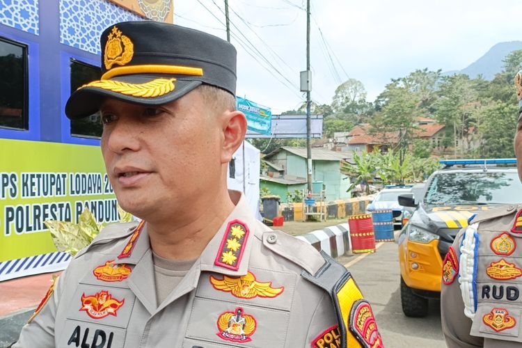 Kapolresta Bandung Kombes Pol Aldi Subartono saat diwawancarai terkait kasus KDRT yang menimpa seorang perempuan yang videonya viral di sosial media instagram, Selasa (25/3/2025)