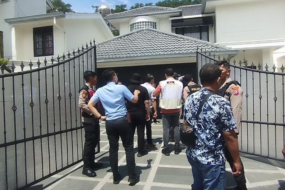 Penyidik KPK baru bisa masuk ke rumah pribadi Kadis PUPR Sumut nonaktif, Topan Ginting, setelah gembok pagar dibuka pakai obeng, Rabu (2/7/2025).