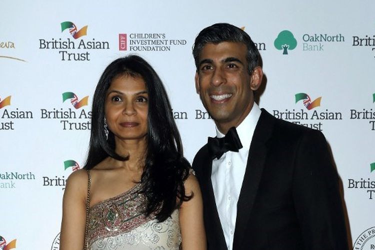 PM baru Inggris Rishi Sunak (kanan) saat masih menjabat Menteri Keuangan bersama istrinya, Akshata Murty (kiri), dalam acara perayaan British Asian Trust di The British Museum, London, 9 Februari 2022. Kekayaan Akshata ditaksir lebih tinggi dari Ratu Elizabeth II.