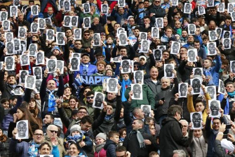 Para suporter Napoli menggunakan topeng berwajah bek Napoli asal Perancis, Kalidou Koulibaly, sebelum pertandingan Serie A melawan Carpi FC di Stadion San Paolo, Naples, Minggu (7/2/2016). Ini bagian dari bentuk solidaritas suporter atas perlakukan rasial suporter Lazio terhadap pemain tersebut pada Rabu (3/2), ketika Napoli menyambangi markas klub ibu kota Italia itu.