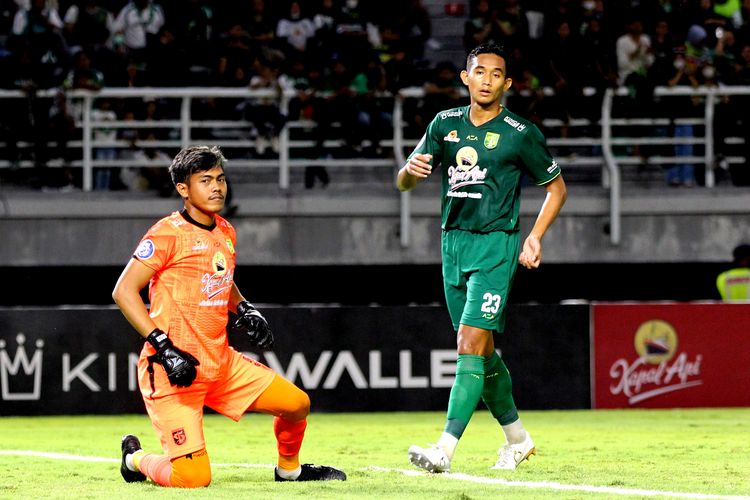 Penjaga gawang Andhika Ramadani dan pemain belakang Rizky Ridho seusai menghalau tendangan pemain Madura United saat pertandingan pekan 4 Liga 1 2022-2023 yang berakhir dengan skor 2-2 di Stadion Gelora Bung Tomo Surabaya, Minggu (14/8/2022) sore.