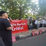 Jelang Sidang Haris Azhar-Fatia, Massa Teriakkan Yel 