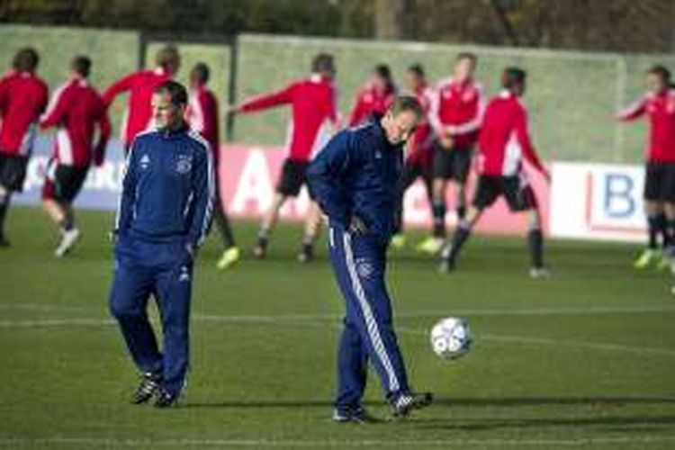 Frank De Boer dan Dennis Bergkamp memimpin sesi latihan Ajax Amsterdam di Amsterdam, 1 November 2011.