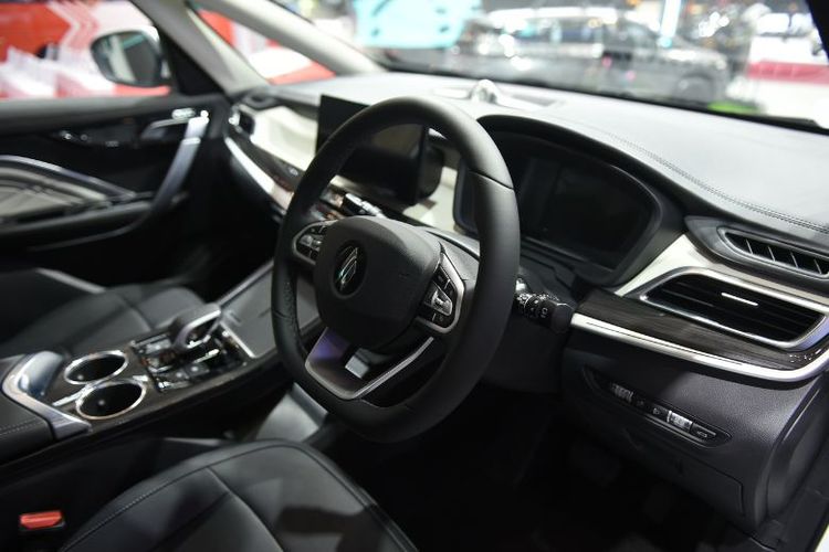 Tampilan dashboard dan ruang kemudi Aletra L8 EV mengusung desain modern dengan layar digital ganda, setir multifungsi, dan konsol tengah bergaya futuristik.