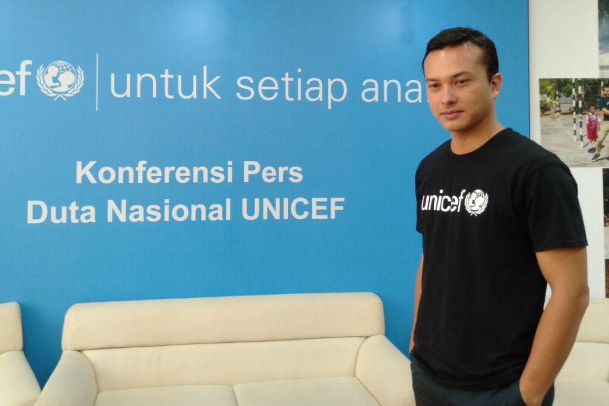 Aktor Nicholas Saputra saat menghadiri konferensi pers Duta Nasional UNICEF Indonesia di Perpustakaan Nasional, Jakarta, Senin (11/11/2019)