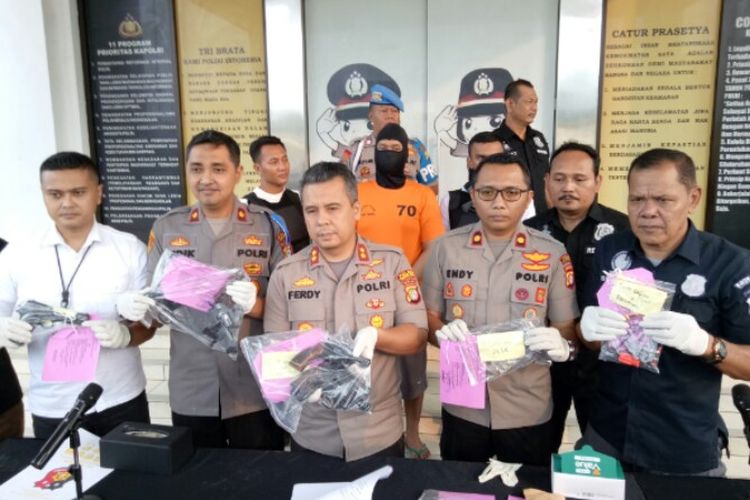 Polisi menemukan lima senjata api rakitan saat menangkap CMR (26), pengedar narkoba jenis sabu dan ganja disalah perumahan di Jalan Jeruk, Petukangan Utara Pesanggarahan, Jakarta Selatan, Kamis (31/10/2019).Dalam merakit senjata api tersebut, pelaku mempelajarinya melalui via internet.  
