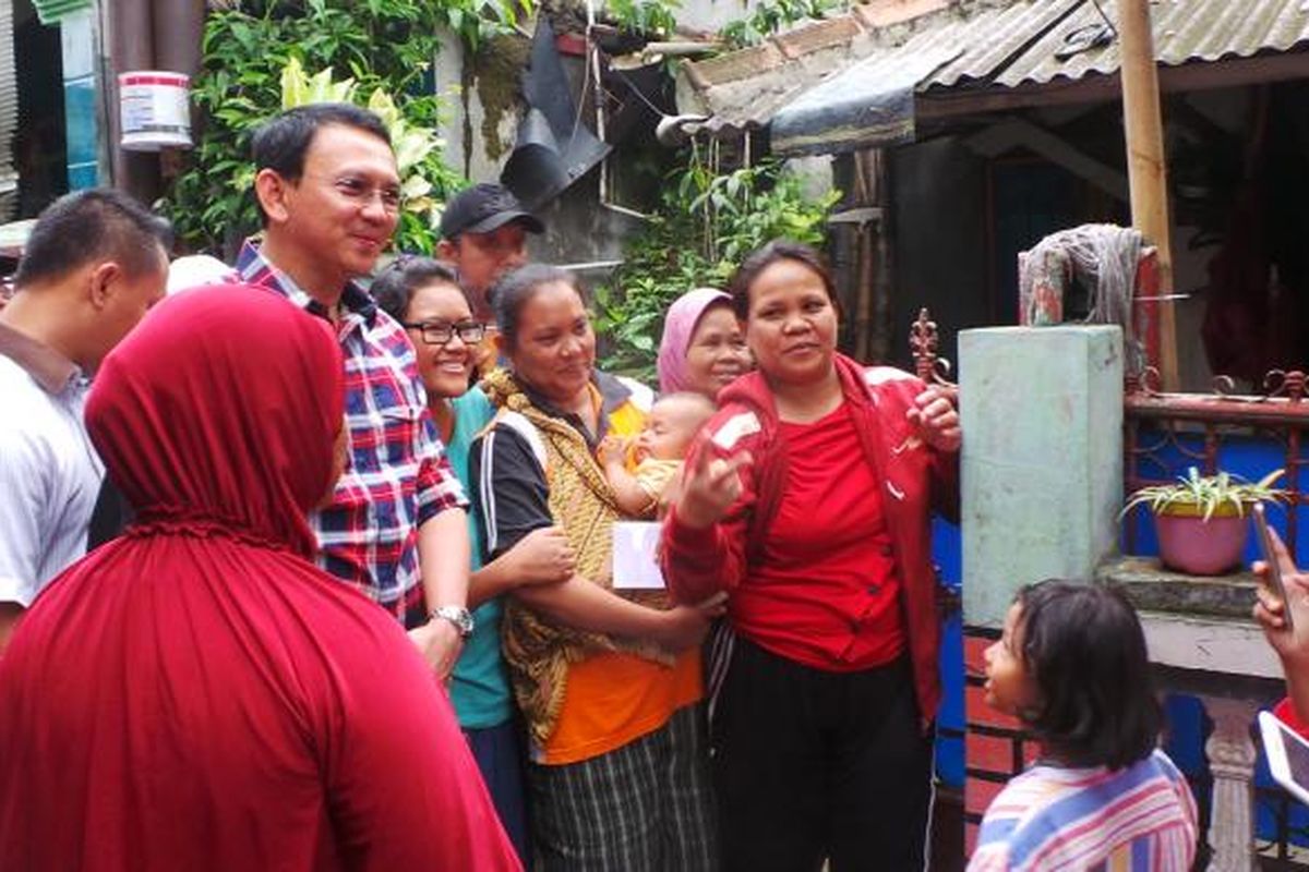 Calon gubernur DKI Jakarta Basuki Tjahaja Purnama saat blusukan di Ciracas, Jakarta Timur, Kamis (2/2/2017).