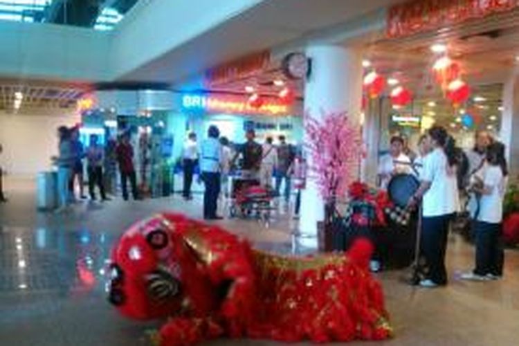 Atraksi Barongsai di terminal Bandara Ngurah Rai Bali