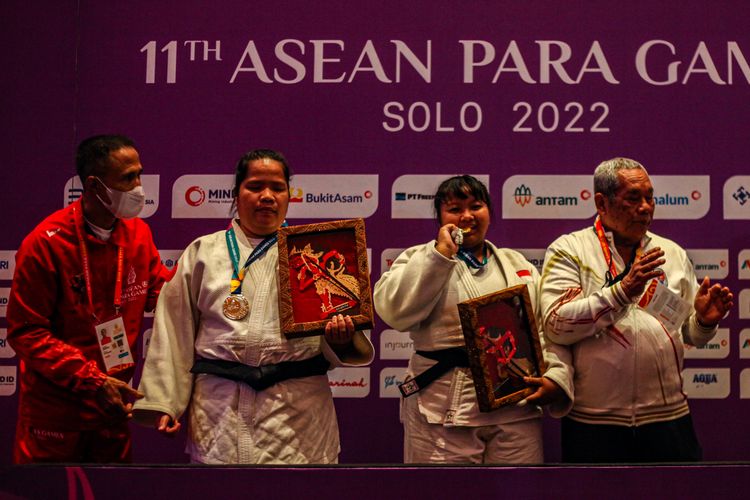 Atlet blin judo Indonesia, Balgis Mega Maghfira (kedua kanan) dan Roma Siska (kedua kiri), meraih medali emas ASEAN Para Games 2022 kelas +57 kg putri.