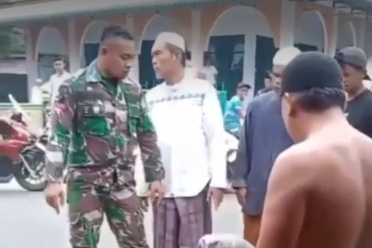 Pratu IT, seorang prajurit TNI, menendang seorang pengendara di pinggir jalan di Kabupaten Deli Serdang, Sumatera Utara, Rabu (29/5/2024) siang,