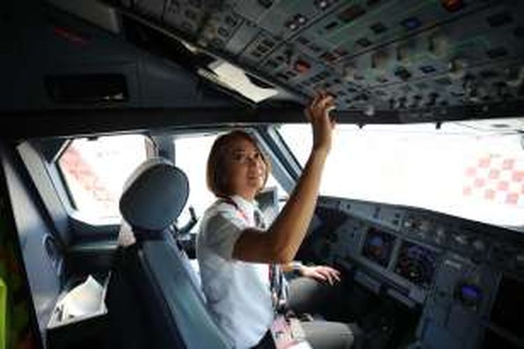 Monika Anggreini, pilot perempuan di maskapai penerbangan AirAsia Indonesia