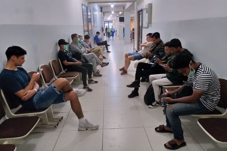 Pemain Barito Putera, sementara mengantri di salah satu rumah sakit di Banjarmasin, Kalsel, untuk pemeriksaan kesehatan sebagai langkah antisipasi penyebaran virus Corona, Selasa (17/3/2020).