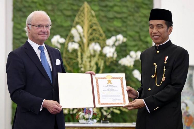 Presiden Joko Widodo (kanan) menerima memberikan piagam kepada Raja Swedia Carl XVI Gustaf (kiri) di Istana Kepresidenan Bogor, Senin (22/5/2017). Dalam pertemuan tersebut dilakukan sejumlah kegiatan antara lain penanaman pohon, veranda talk, pertemuan bilateral hingga penandatanganan nota kesepahaman kedua negara.