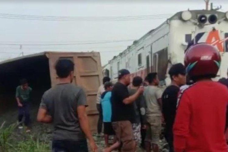 Mogok di tengah-tengah perlintasan rel kereta api, truk Fuso bermuatan material batu ditabrak Kereta Api Sri Lelawangsa tujuan Medan-Binjai, Selasa (27/2) sore, sekitar pukul 17.30 WIB. 
