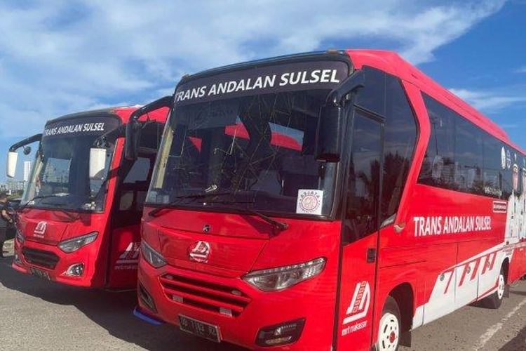 Potret Armada Bus Trans Andalan Sulsel. Gubernur Sulsel Andi Sudirman Sulaima secara resmi melepas armada Bus Trans Andalan Sulsel di Kawasan CPI, Senin (10/7/2023).