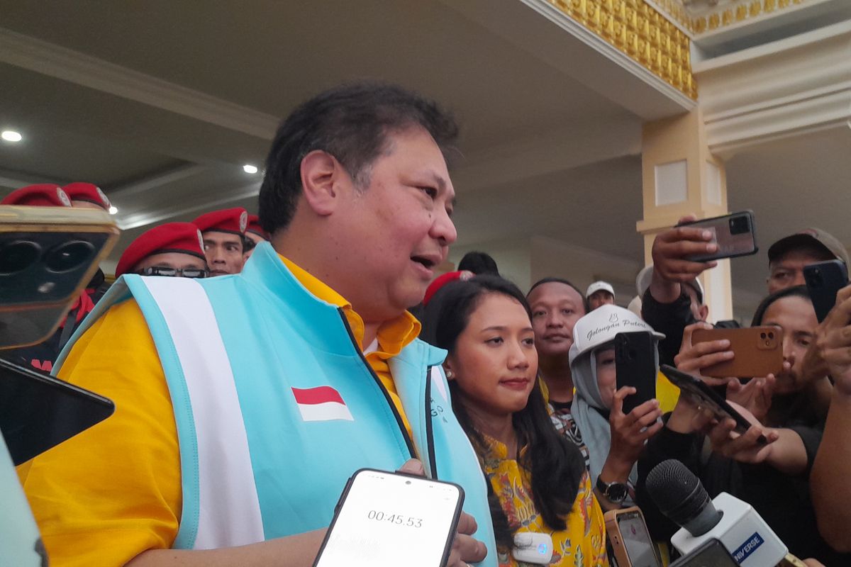 Ketua Umum DPP Partai Golkar Airlangga Hartarto usai acara konsolidasi relawan Serikat Pekerja Nusantara di Gedung Bintang Maruli, Karawang, Jawa Barat, Rabu (31/1/2024). 