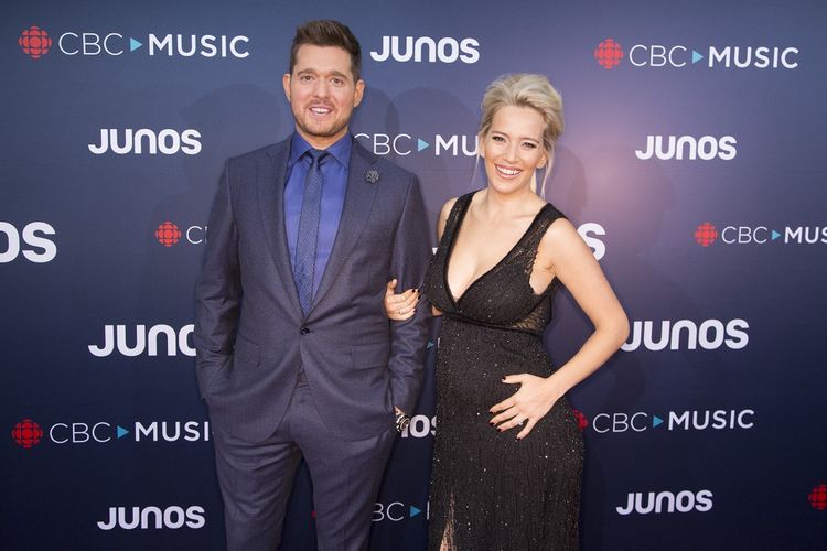 Penyanyi Michael Buble dan istrinya, Luisana Lopilato, berpose di karpet merah Juno Awards 2018 di Rogers Arena, Vancouver, Kanada, pada 25 Maret 2018.