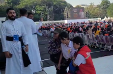 Sejumlah Pelajar Pingsan Jelang Misa Akbar, Diduga akibat Kehujanan dan Kepanasan di Stadion Madya GBK