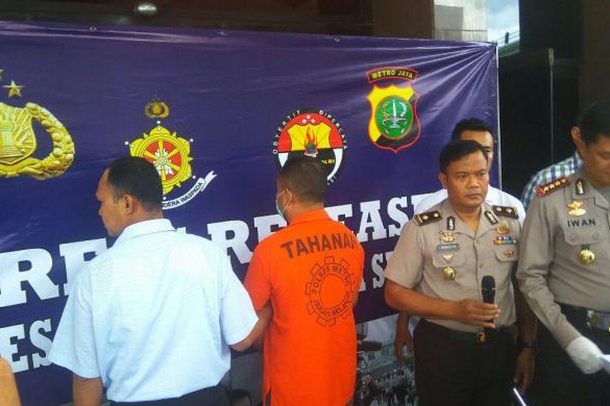 Robby Richardo (37), warga Kebayoran Lama yang menusuk seorang penagih utang akhirnya dibekuk dan kasusnya dirilis di Polres Metro Jakarta Selatan pada Rabu (25/1/2017).