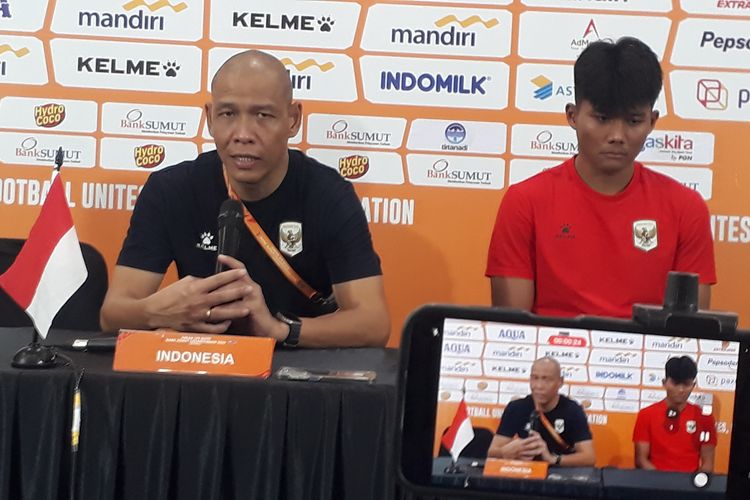 Pelatih timnas Indonesia U19, Nova Arianto (tengah) saat memberikan keterangan dalam konferensi pers usai pertandingan di Stadion Utama Sumatera Utara, Senin (1/6/2026).