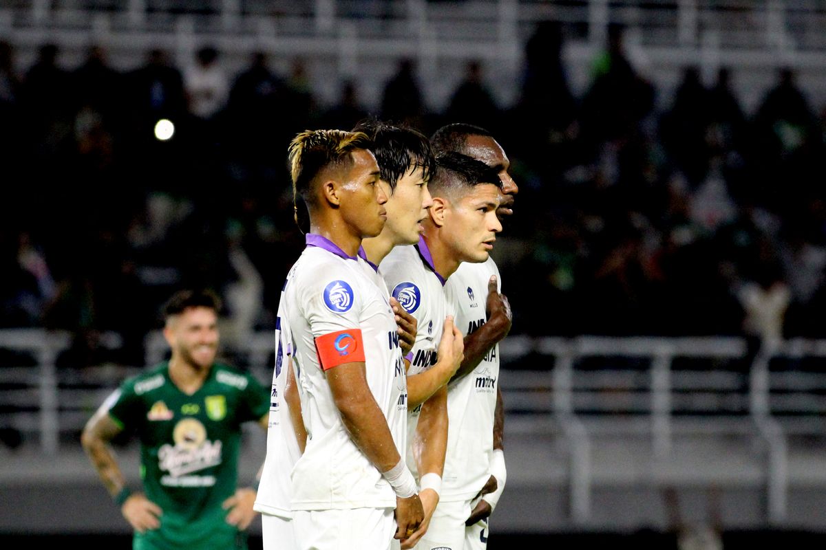 Pemain asing Persita Tangerang Ramiro Fergonzi bersiap menghalau tendangan bebas pemain Persebaya Surabaya saat pertandingan pekan 2 Liga 1 2022-2023 yang berakhir dengan skor 2-0 di Stadion Gelora Bung Tomo Surabaya, Senin (1/8/2022) malam.