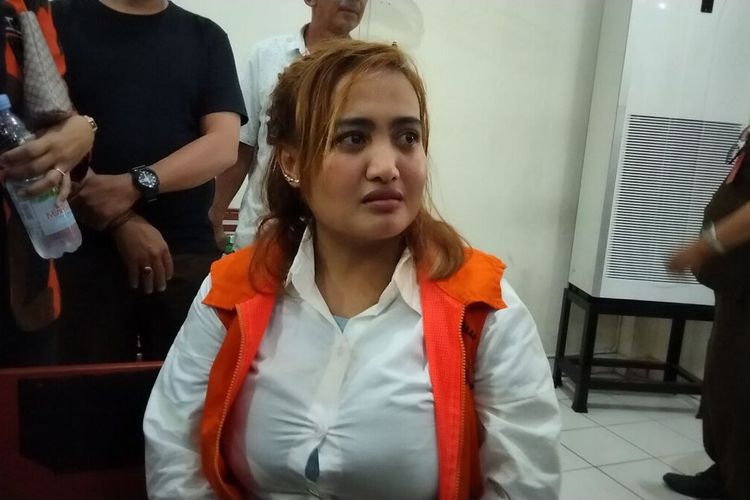 Baju kemeja putih yang digunakan Lina Mukherjee saat sidang di Pengadilan Negeri Palembang sempat ditanyakan oleh JPU karena terlalu ketat, Selasa (25/7/2023).