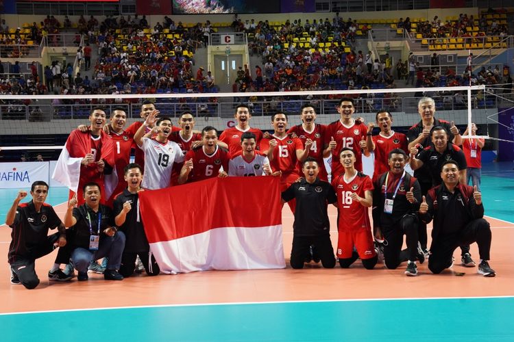 Men's volleyball of the Indonesian team poses for a photo after securing gold medal in defense of its champion title in the Southeast Asian (SEA) Games on Sunday, May 22, 2022 at Dai Yen Arena, Quang Ninh, Vietnam. Indonesia scores 25-22, 25-18 and 25-15 in a victory over Vietnam. 