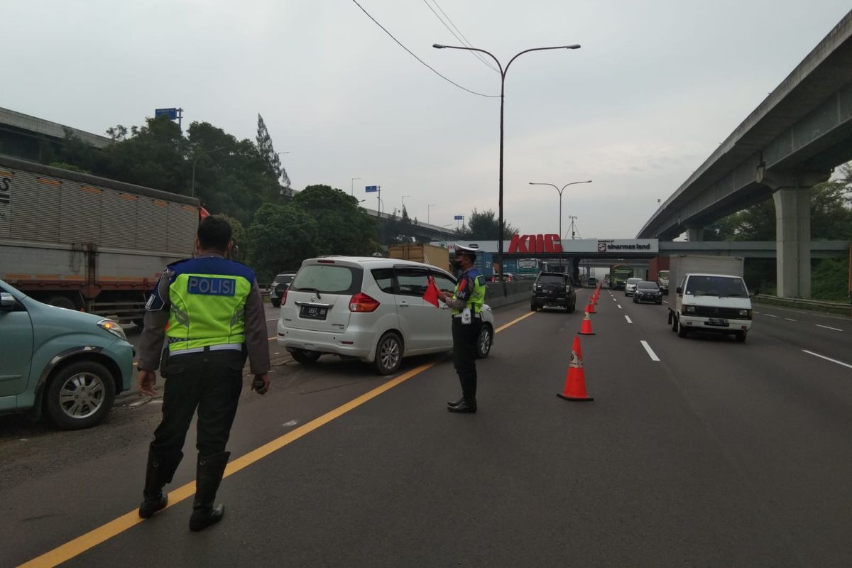 Contraflow di Tol Japek, Rabu (27/4/2022) pagi.