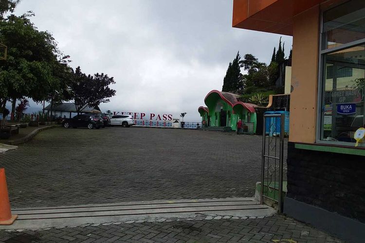 Suasana pintu masuk Obyek Wisata Ketep Pass di kaki Gunung Merapi, Kabupaten Magelang, Jawa Tengah, Kamis (10/3/2022).
