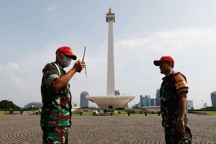 Suasana sepi di kawasan wisata Monumen Nasional, Jakarta, Senin (16/3/2020). Pemprov DKI Jakarta memutuskan menutup 24 tempat wisata di Jakarta mulai Sabtu (14/3/2020) hingga dua pekan ke depan sebagai upaya pencegahan menyebarnya virus corona (Covid-19).