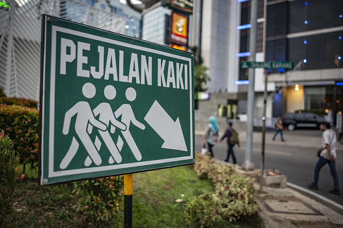 Foto dirilis Jumat (6/3/2020), memperlihatkan papan petujuk untuk pejalan kaki terpasang di kawasan Transit Oriented Development (TOD), Jalan Sudirman, Jakarta. Kenyamanan dan keselamatan bagi seluruh pejalan kaki di Jakarta hadir melalui pembangunan dan revitalisasi jalur-jalur pedestrian sebagai bagian dalam mendukung gerakan pejalan kaki.