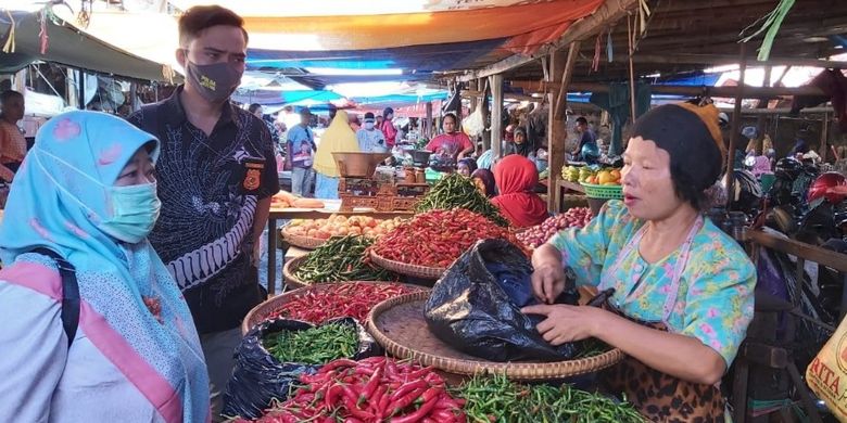 Anggota TPID Kota Tegal mengecek langsung harga cabai yang tengah meroket ke pedagang di Pasar Pagi Kota Tegal, Jawa Tengah, Rabu (23/12/2020)