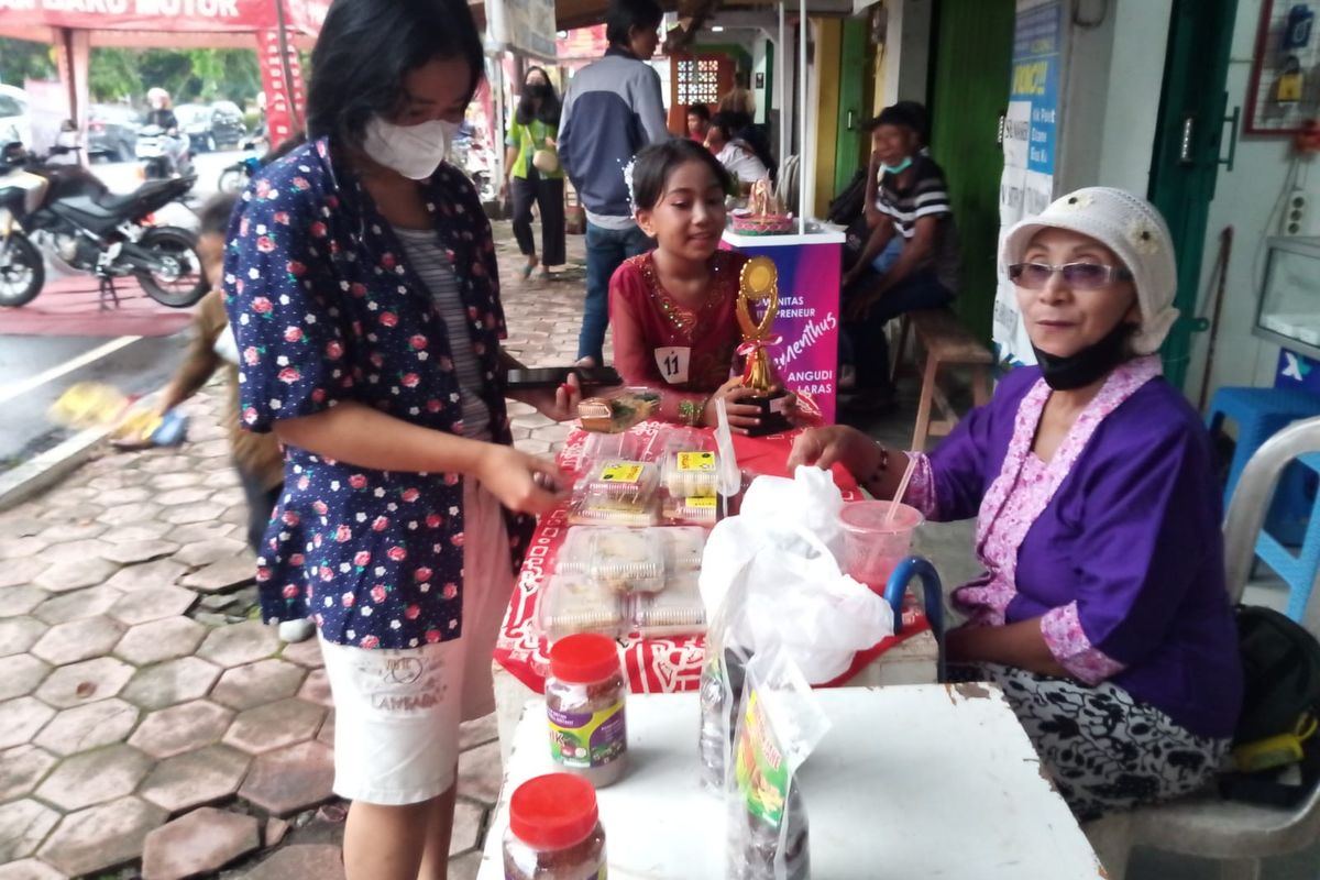 Sejumlah pelaku UMKM dari yang tergabung dalam Mitra Mania menyajikan aneka takjil di trotoar depan Joglo Mitra Kinasih Purworejo,