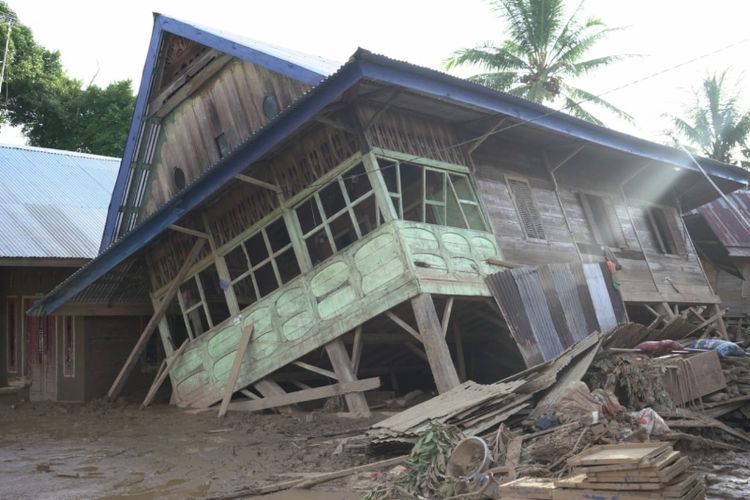 Sejumlah rumah roboh tersapu banjir di Kabupaten Bengkulu Tengah (foto: BPBD Bengkulu)
