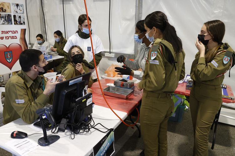 Medis dari militer Israel tiba di lokasi vaksinasi Covid-19 di pangkalan militer Tzrifin di kota Rishon Lezion, pada 28 Desember 2020.