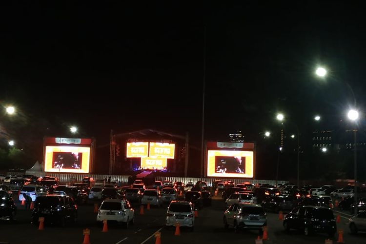 Mobil-mobil terparkir di depan panggung untuk menikmati Drive-In Concert pertama di Jakarta.