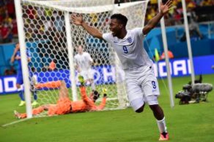 Striker Inggris, Daniel Sturridge, seusai mencetak gol ke gawang Italia pada pertandingan Grup D Piala Dunia 2014 di Arena Amazonia, Manaus, Minggu (15/6/2014) pagi WIB. Inggris takluk 1-2 di laga tersebut. 