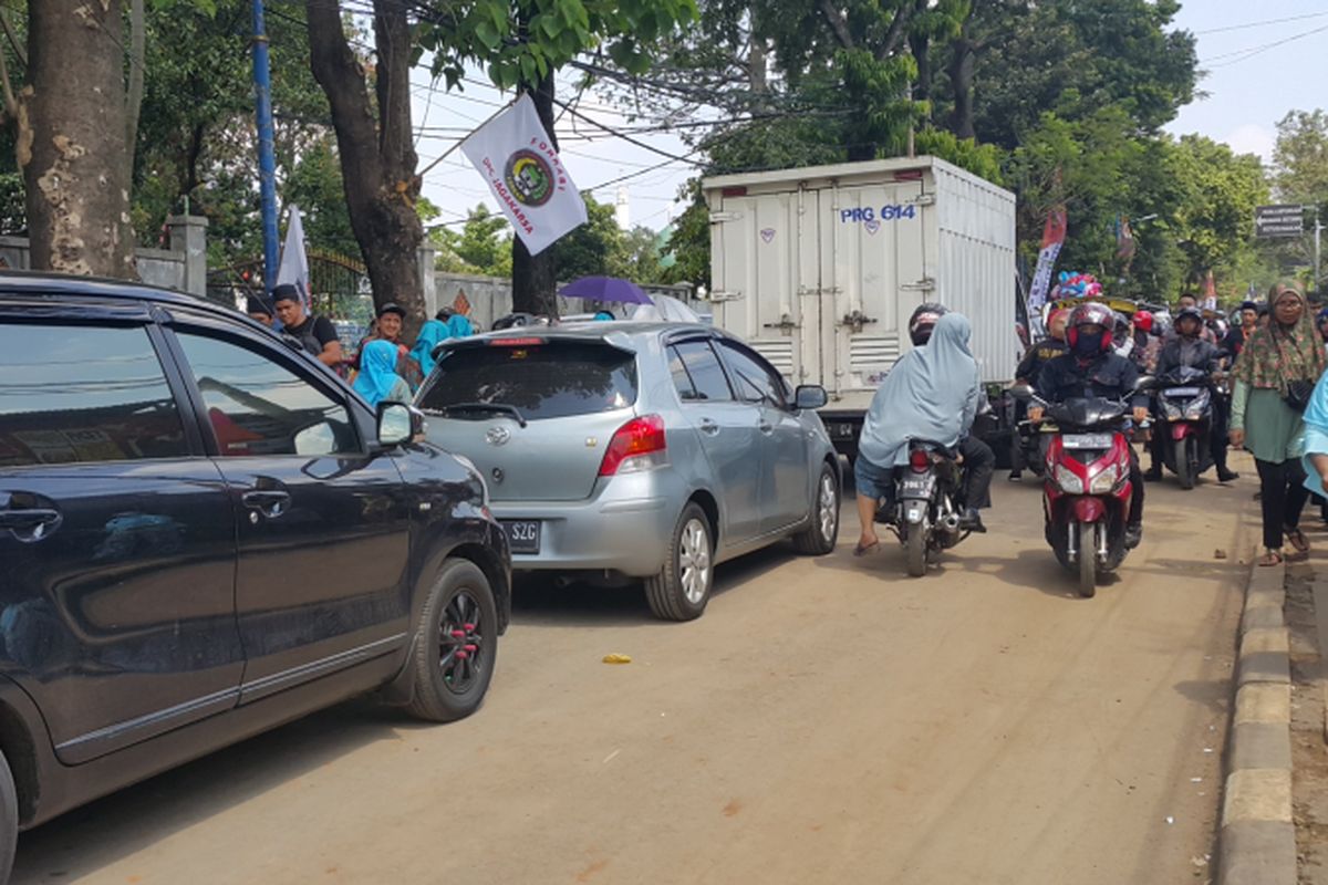 Ruas Jalan Mohamad Kahfi II macet saat adanya gelaran Lebaran Betawi, Minggu (30/7/2017) siang. Meski dibuat satu arah, masih ada kendaraan yang melawan arus.