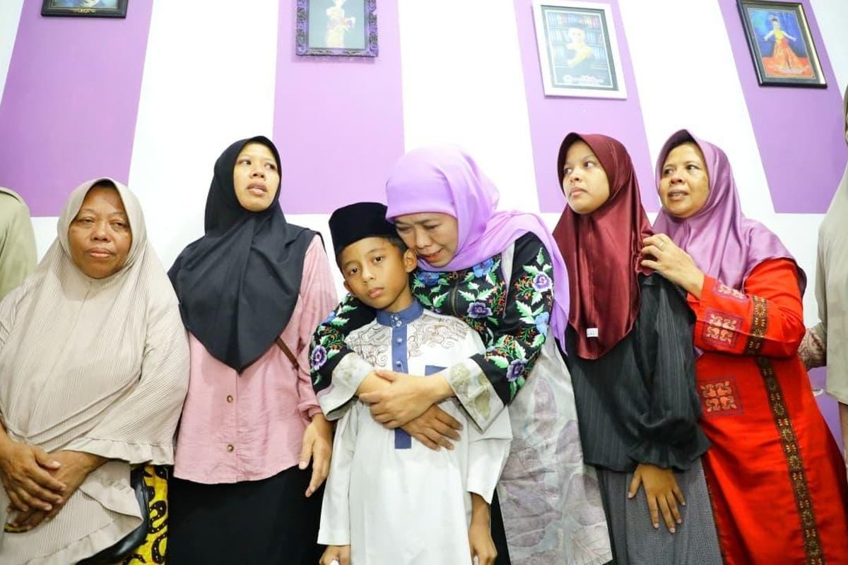 Gubernur Jawa Timur Khofifah Indar Parawansa memeluk Muhammad Hisyam Al Azzam, anak korban tewas dalam kecelakaan bus jalur Bromo di rumahnya di Desa Serut Kecamatan Panti, Jember (15/9/2025).