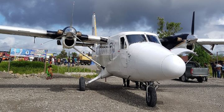 Pesawat Twin Otter Dimonim Air PK-HVU ditembaki orang tak dikenal di Bandara Kenyam, Kabupaten Nduga, Papua, Jumat (22/6/2018).