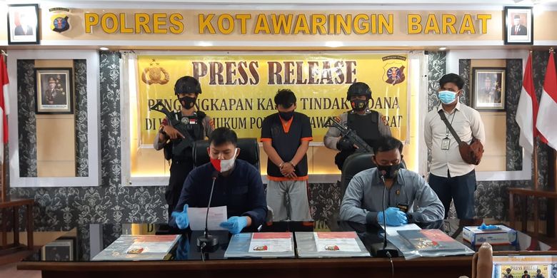 Kepolisia Resor Kotawaringin Barat mengungkap kasus pemalsuann surat keterangan hasil rapid test oleh seorang petugas lapangan proyek pekerjaan Hotel Mercure di Kalimantan Tengah, Kamis (15/10/2020). 