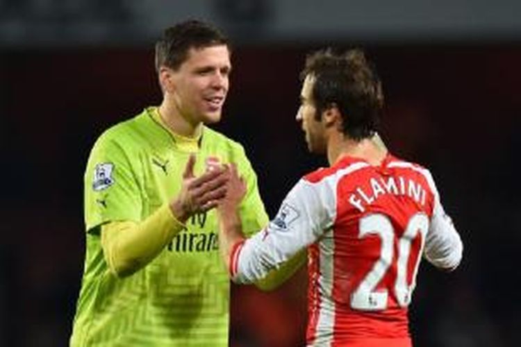 Ekspresi gelandang Arsenal Mathieu Flamini (kanan) dan rekannya, kiper Wojciech Szczesny, setelah timnya bermain imbang 2-2 dengan Liverpool, pada laga Premier League, di Anfield, Liverpool, Minggu (22/12/2014).