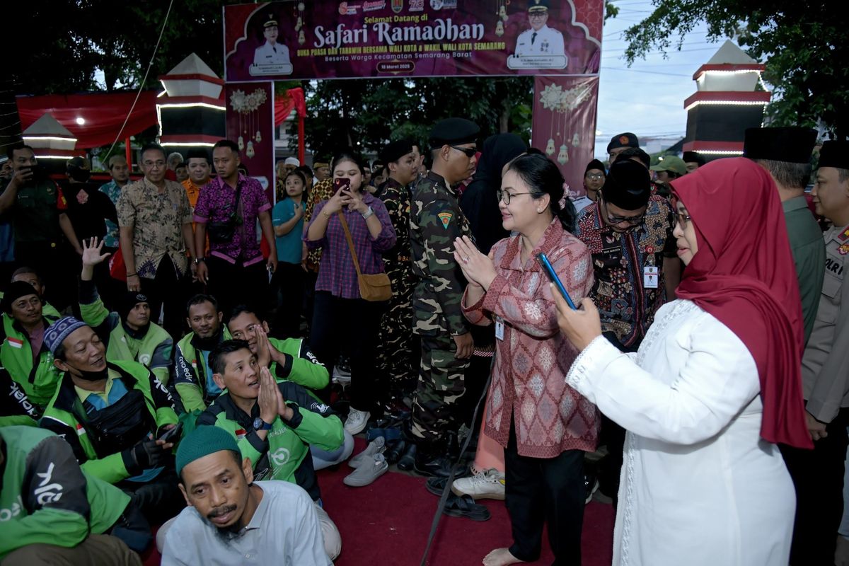 Walkot Semarang Agustina Wilujeng Pramestuti saat mengikuti kegiatan Safari Ramadhan di Kecamatan Semarang Barat, Selasa (18/3/2025).